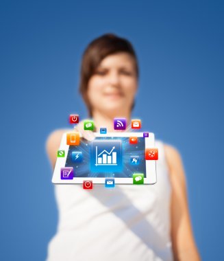 genç kadın modern tablet arka ışıklar ve va arıyor