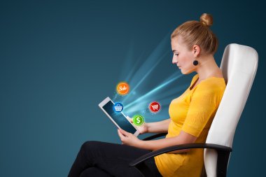 genç kadın modern tablet arka ışıklar ve va arıyor