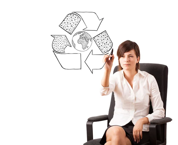 Mujer joven dibujo reciclar globo en pizarra blanca —  Fotos de Stock