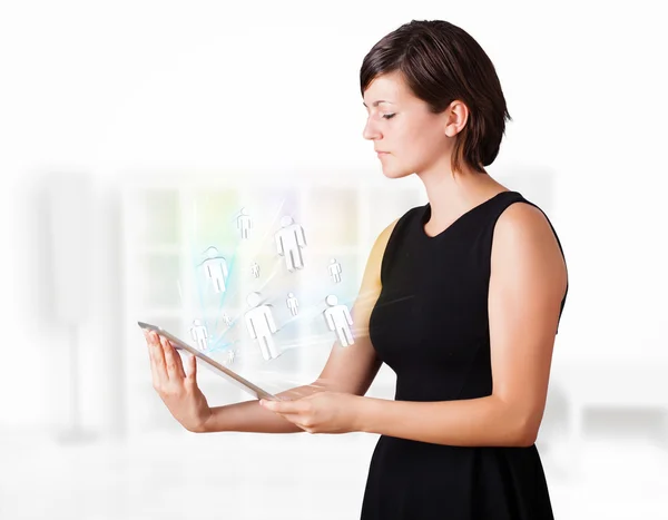 Giovane donna guardando tablet moderno con icone sociali — Foto Stock