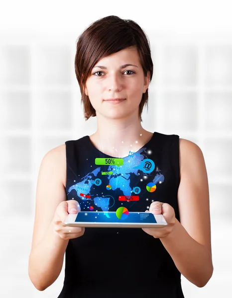 Junge Frau blickt auf modernes Tablet mit bunter Technik — Stockfoto