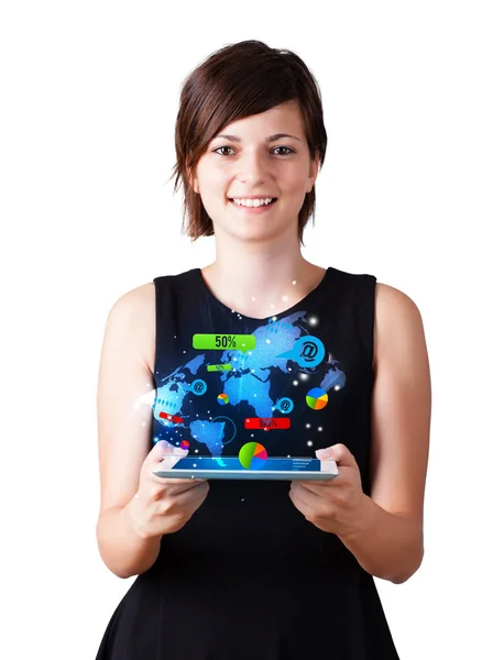 Молодая женщина смотрит на современную тарелку с современными технологиями — стоковое фото