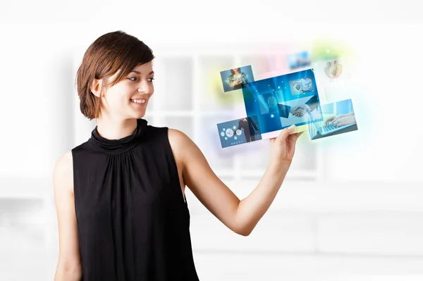 Jovem mulher navegando fotos no tablet moderno — Fotografia de Stock