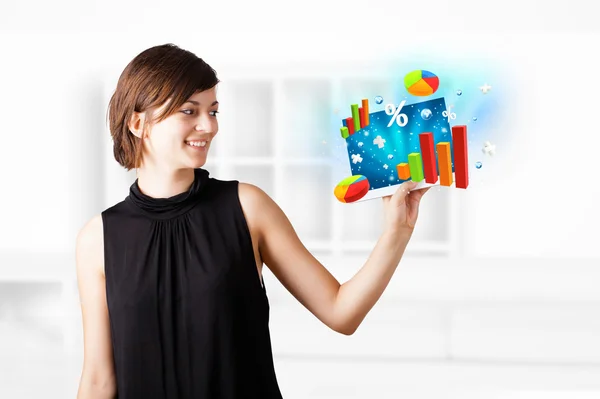 Mujer joven mirando tableta moderna con diagramas coloridos — Foto de Stock