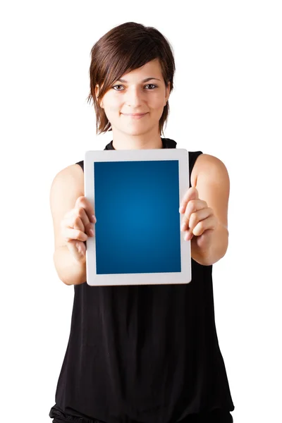Молодая женщина смотрит на современный планшет — стоковое фото