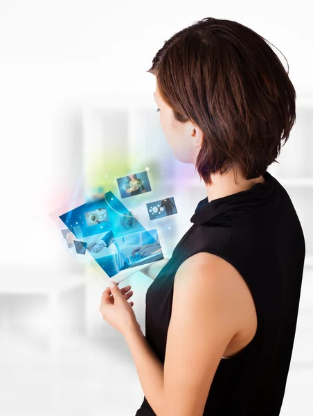 Jovem mulher navegando fotos no tablet moderno — Fotografia de Stock