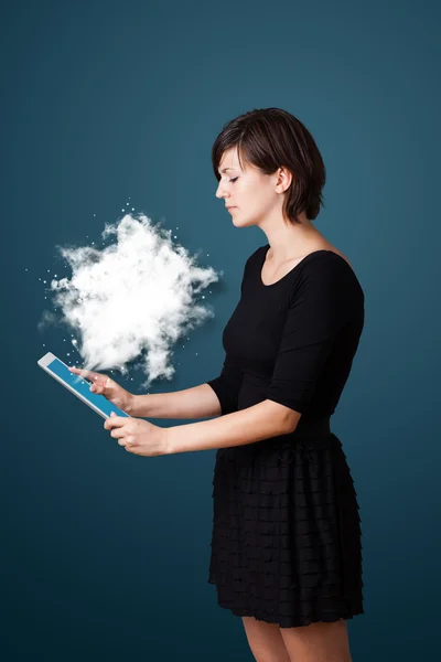 Jovem mulher olhando para tablet moderno com nuvem abstrata — Fotografia de Stock