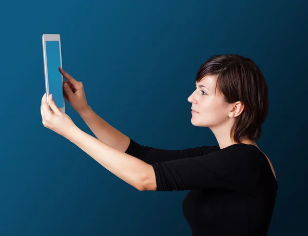 Mujer joven mirando la tableta moderna — Foto de Stock