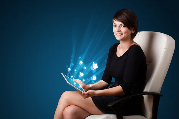 Mujer joven mirando la tableta moderna con luces abstractas y así — Foto de Stock