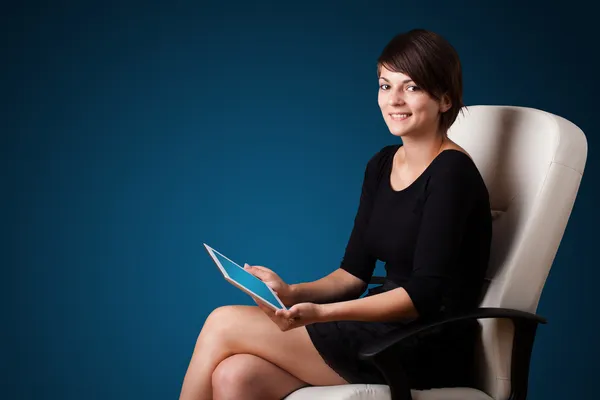 Mujer joven mirando la tableta moderna — Foto de Stock