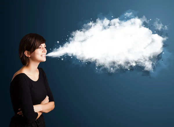Ung kvinna med abstrakt moln — Stockfoto