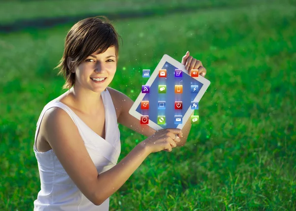 Jeune femme regardant tablette moderne avec des lumières abstraites et va — Photo