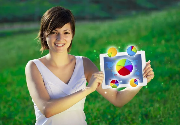 Junge Frau betrachtet moderne Tablette mit abstraktem Licht und — Stockfoto