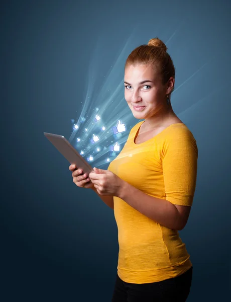 Junge Frau schaut auf modernes Tablet mit abstrakten Lichtern und so — Stockfoto