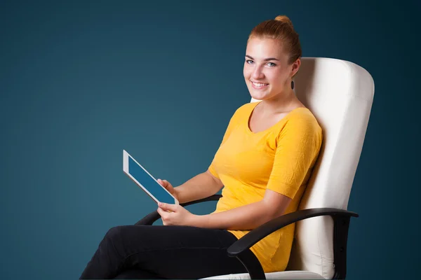 Jovem mulher olhando para tablet moderno — Fotografia de Stock