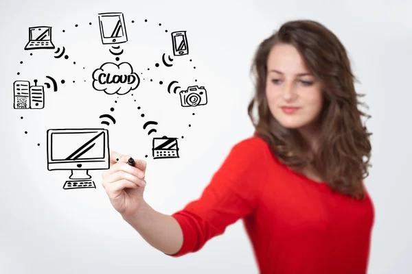 Mujer joven dibujando una computación en nube en pizarra blanca — Foto de Stock