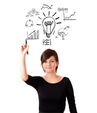 genç iş kadını ampul ile çeşitli diyagramlar çizim bir