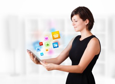 Modern tablet vasıl ile renkli simgeler arayan genç bir kadın