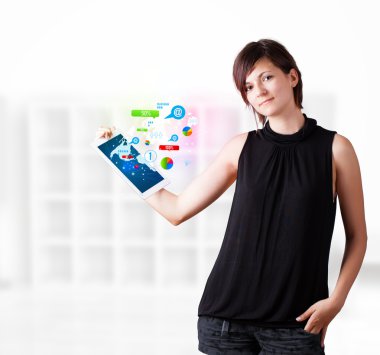 genç bir kadın arıyor modern tablet renkli teknoloji ile ben