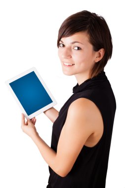 Modern tablet vasıl arayan genç bir kadın