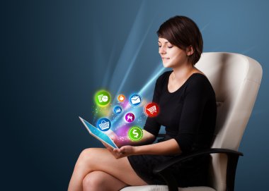 genç kadın modern tablet arka ışıklar ve va arıyor