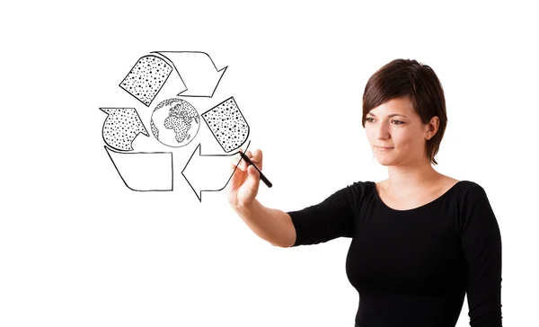 Mujer joven dibujo reciclar globo en pizarra blanca — Foto de Stock
