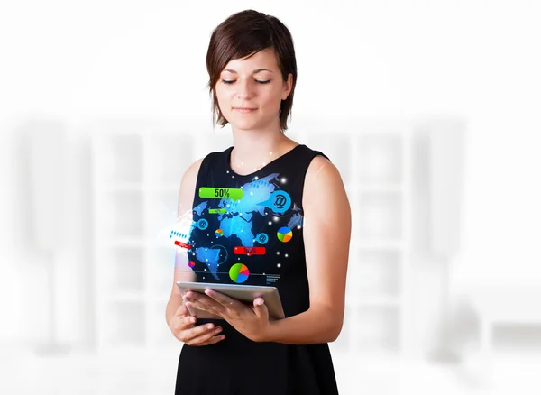 Jeune femme regardant tablette moderne avec la technologie colorée i — Photo