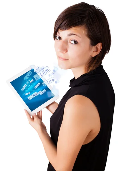 若い女性の社会的なアイコンを持つ近代的なタブレットを見て — ストック写真