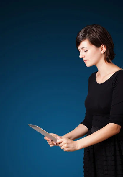 Mujer joven mirando la tableta moderna — Foto de Stock