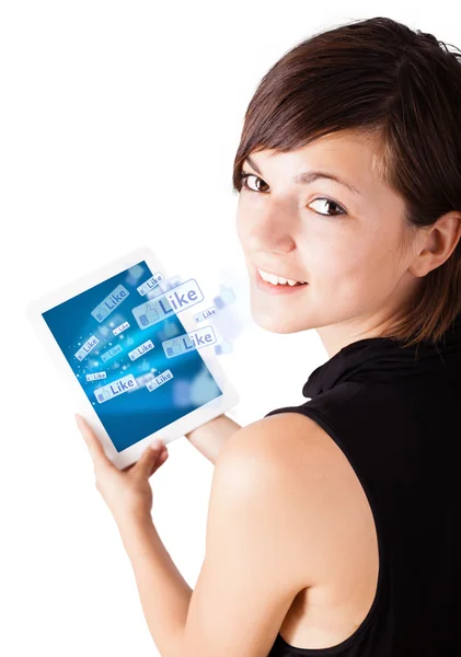 Ung kvinna tittar på moderna tablet med sociala ikoner — Stockfoto