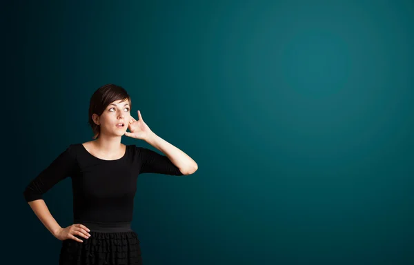 Jovem mulher fazendo gestos — Fotografia de Stock