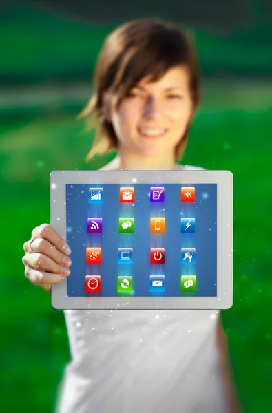 Mladá žena při pohledu na moderní tablet s abstraktní světla a va — Stock fotografie