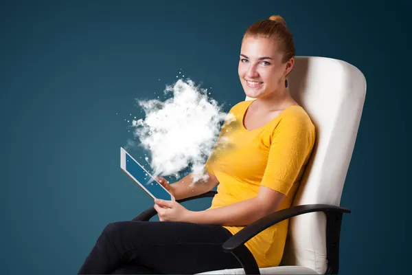 Mujer joven mirando tableta moderna con nube abstracta —  Fotos de Stock