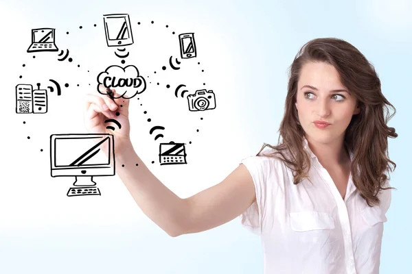 Mujer joven dibujando una computación en nube en pizarra blanca — Foto de Stock