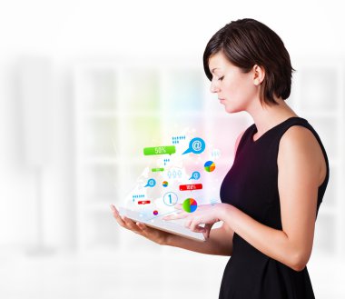 genç bir kadın arıyor modern tablet renkli teknoloji ile ben