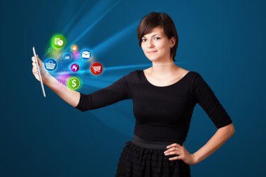 genç kadın modern tablet arka ışıklar ve va arıyor