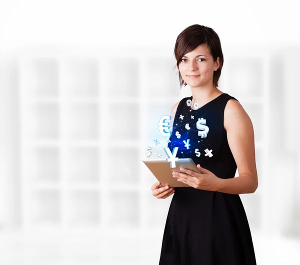 Jeune femme regardant tablette moderne avec des icônes de monnaie — Photo