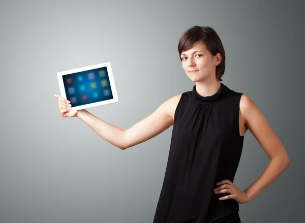 Mujer sosteniendo tableta moderna con iconos de colores —  Fotos de Stock