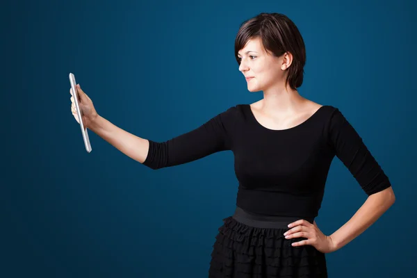 Mujer joven mirando la tableta moderna — Foto de Stock