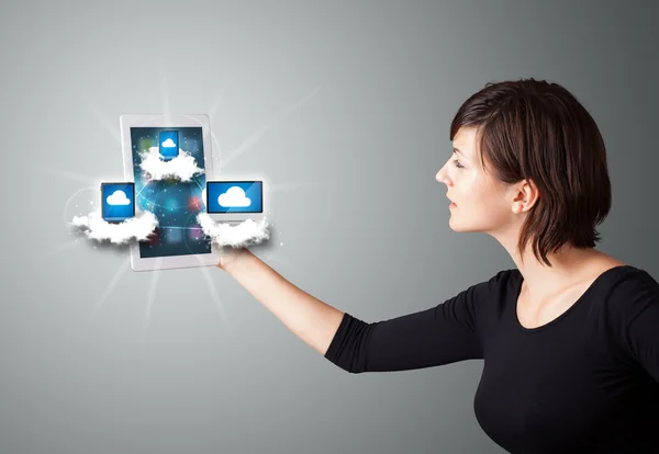 Jonge vrouw met tablet met moderne apparaten in de wolken — Stockfoto
