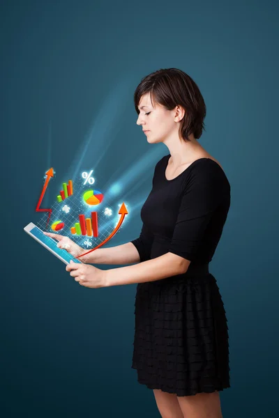 Молодая женщина смотрит на современный планшет с абстрактными огнями и ва — стоковое фото