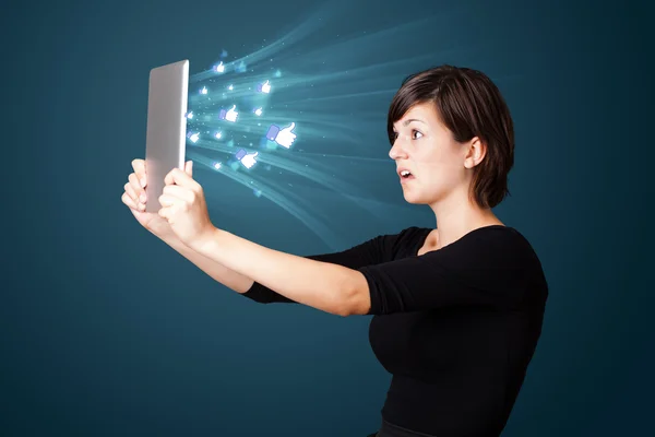Młoda kobieta, patrząc na nowoczesne tabletki z streszczenie światła i tak — Zdjęcie stockowe