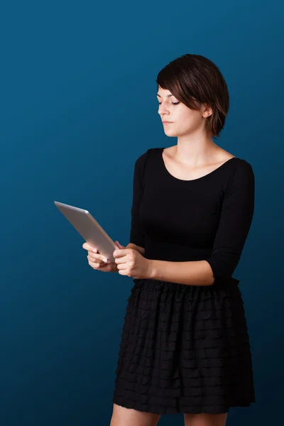 Jovem mulher olhando para tablet moderno — Fotografia de Stock