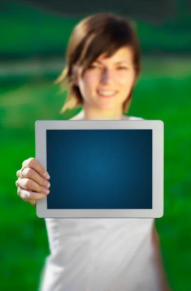 Jeune femme regardant tablette moderne — Photo