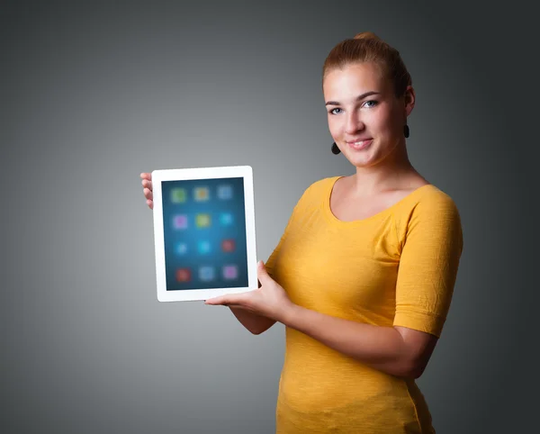 Donna con tablet moderno con icone colorate — Foto Stock