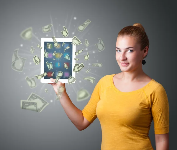 Jovem mulher segurando tablet com dinheiro — Fotografia de Stock