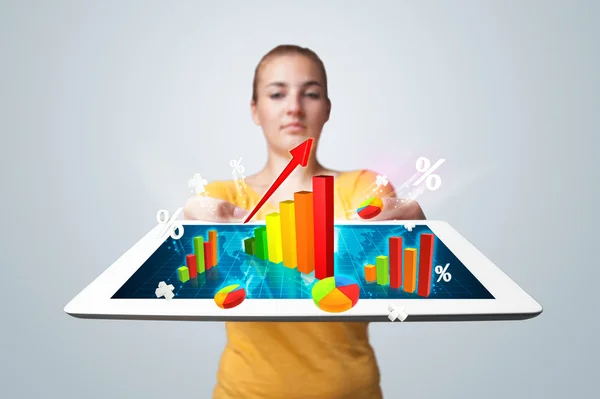 Renkli grafik ve diyagramlar ile genç bir kadın tutarak tablet — Stok fotoğraf