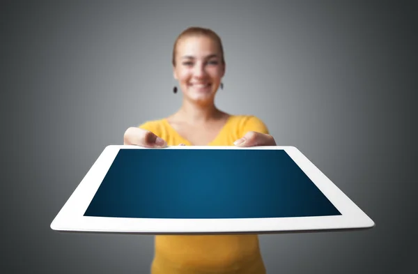 Jonge vrouw bedrijf moderne Tablet PC — Stockfoto