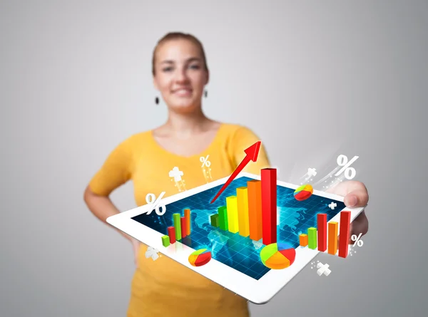Ung kvinna anläggning tablet med färgglada grafer och diagram — Stockfoto