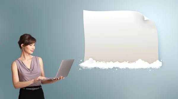 Attraktive Frau hält einen Laptop in der Hand und präsentiert ein modernes Thermalbad — Stockfoto